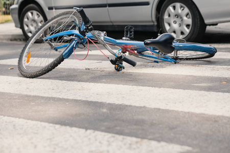 汽车致命事故后行人过路处的蓝色自行车