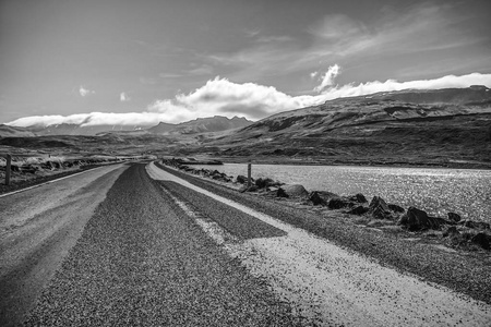 山冰岛路和风景如画的自然风景。黑白照片