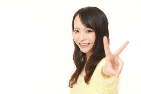 日本年轻女性表现出胜利的手势图片