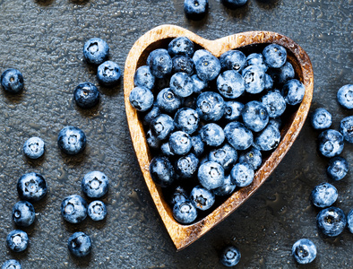 木碗的蓝莓图片