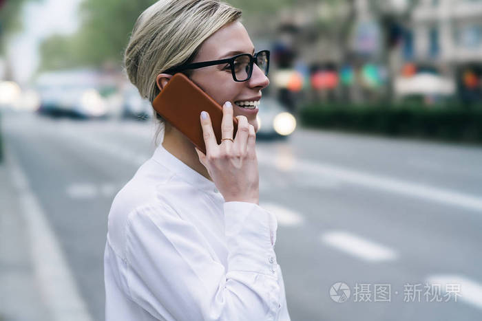 开朗的女商人打电话和朋友聊天在漫游