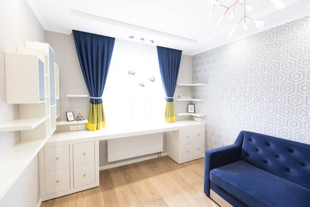 现代客厅室内设计与蓝色沙发和一个大窗口