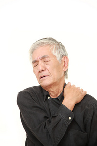 日本老人患有颈部疼痛