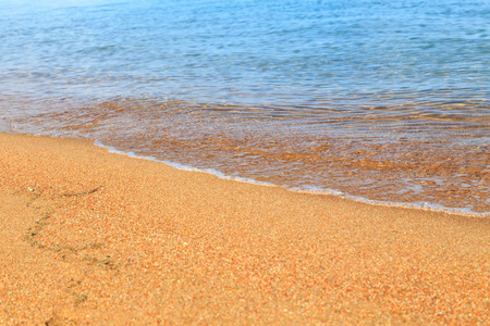 蓝色清澈的水。海, 湖, 太阳, 海滩, 假期背景插入图像和文本。旅游旅游
