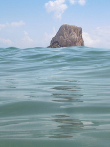 Calpe 的地中海海滨, 阿利坎特。Penon de Ifach。西班牙海岸线