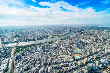 亚洲商业概念房地产与企业建设全景现代城市城市天际线鸟瞰鸟瞰在日本东京太阳蓝天下