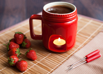甜点。在木制的背景上的成熟，明亮草莓红杯巧克力