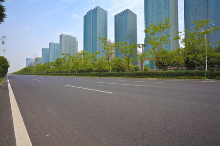 空路表面与现代城市建筑背景