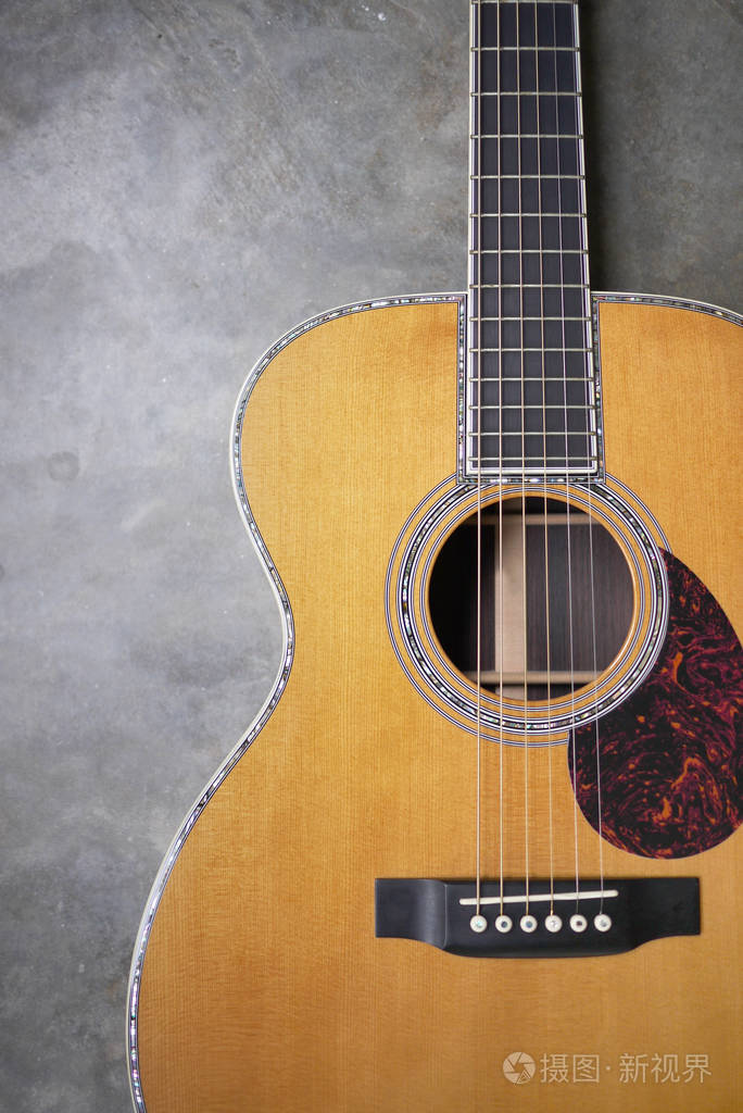 古典吉他的细节在具体背景以浅的景深.复古风格
