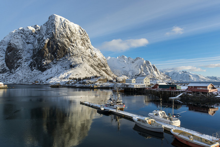 在冬天的时候，Lofote 在 Hamnoy 岛上小渔港