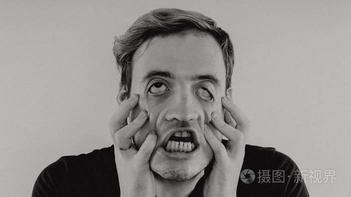 一个疯狂的家伙在特写的情感肖像.