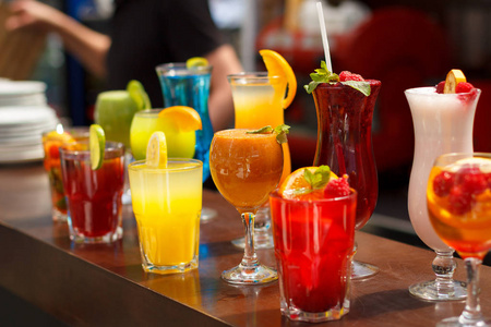 12新鲜果汁和水果鸡尾酒在酒吧.特写照片
