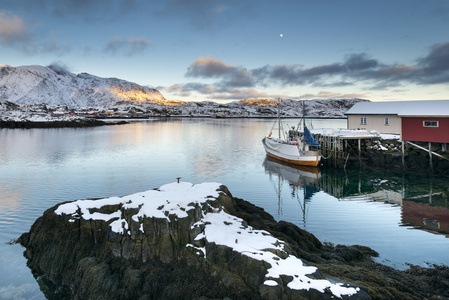 在冬天的时候在罗弗敦群岛小渔港
