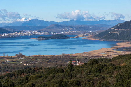 希腊伊庇约阿尼纳湖 Pamvotida条与布莱德山和城市全景景观