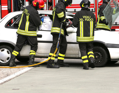 勇敢的消防队员在一场车祸后减轻受伤