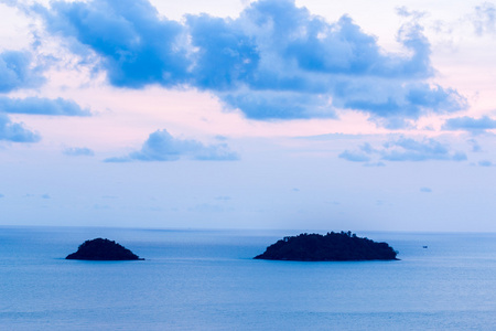 美丽的海景和暮光之城的天空，多彩 cloudscape 背景