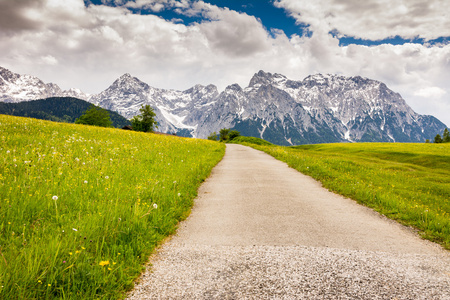 在 Karwendel 山上的乡间小路