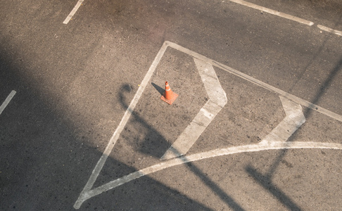 道路标志上的橙色漏斗驱动要小心