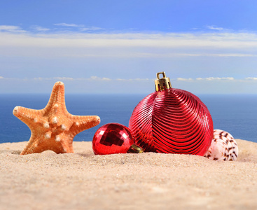 圣诞装饰品贝壳和海滩沙滩上的海星