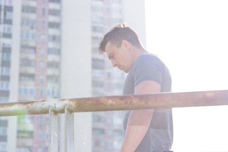 男人低头角度图片