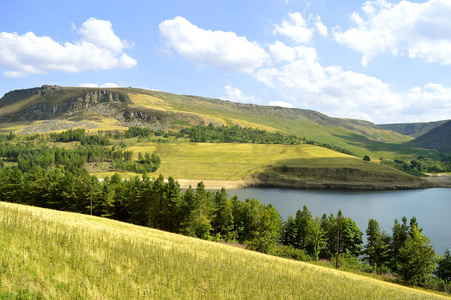 Dovestone 水库位于绿地山谷的汇合处, 在大曼彻斯特的 Saddleworth 沼地, 在绿地的村庄上方咀嚼小溪。