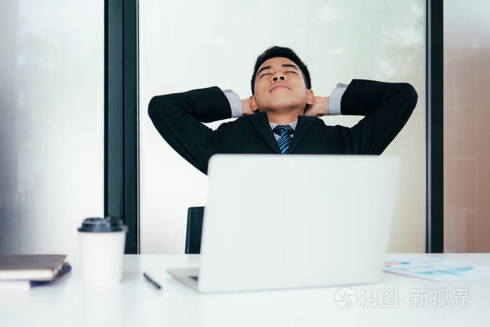 感到筋疲力尽.强调年轻的商人.感到恶心和疲倦