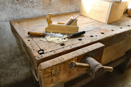 里面的工匠 j 个木柄与工作台上的工具