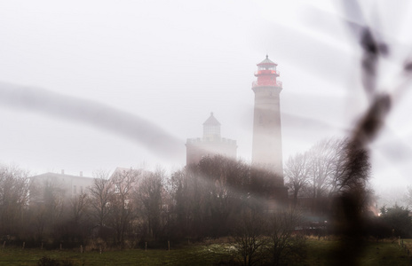 雾雾和云雾中的灯塔