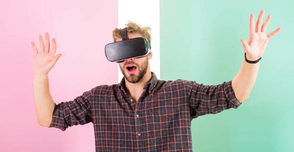 人与 Vr 眼镜或头部安装显示。虚拟现实与数字表面的交互作用。男人用 Vr 眼镜, 粉红色背景的胡子人。时髦使用现代娱乐技术