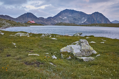 令人惊叹的日落在卡梅尼察峰和 Tevno 湖，皮林山