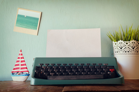 照片的老式打字机用木制的桌子上的空白页