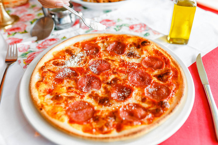 意大利传统比萨桌上的地方餐厅, 平面视图