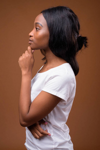 年轻美丽的非洲祖鲁妇女反对棕色背景