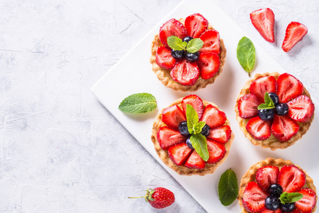 白色的草莓馅饼。夏天甜点与莓果