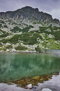 令人惊叹的全景图 Samodivski 湖泊和 Dzhangal 峰值 皮林山