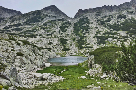 令人惊叹的全景图的 Samodivski 湖，皮林山