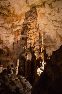波斯托伊纳洞穴地下洞穴中的钟乳石和石笋观