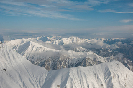 美丽的冬天雪覆盖着巨大的山脉早晨在 Gudauri 的热门旅游胜地, 佐治亚州