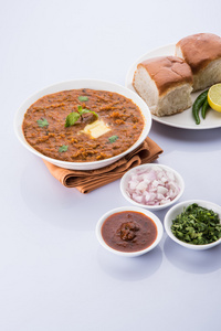 Pav Bhaji 或 paav bhaji，印度香辣的快餐食品，面包，洋葱和黄油，印度菜，孟买食品