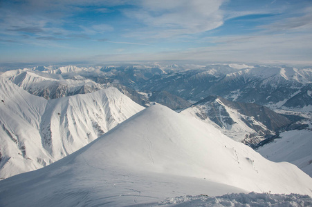 壮观的冬天风景雪覆盖了巨大的山在早晨在令人惊叹的美丽的胜地 Gudauri, 佐治亚