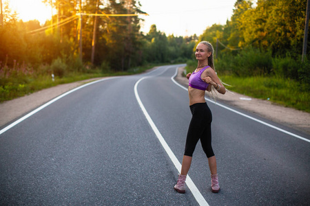 年轻女子在路上慢跑前热身