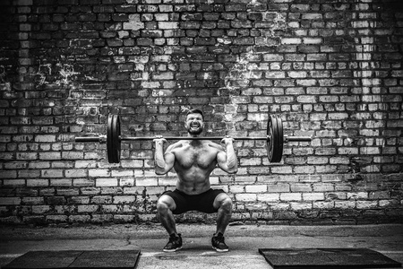 肌肉健身的人做 deadlift 一个杠铃在他的头在户外, 街头健身房。功能培训