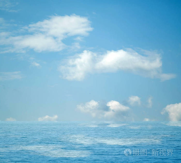 海水中反射的天空和云彩