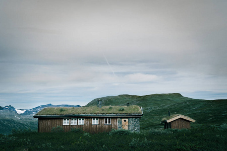 传统挪威小屋在山谷