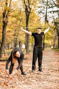 在公园锻炼身体的运动夫妇