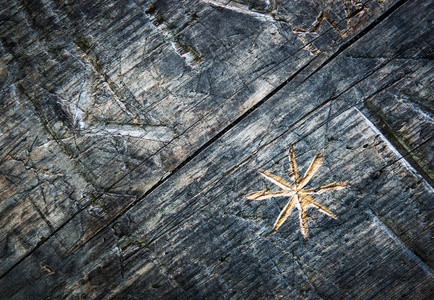 背景或纹理一颗在老木头上雕刻的星星