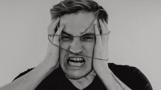 概念: 神经崩溃, 精神疾病, 头痛和偏头痛.黑白处理照片