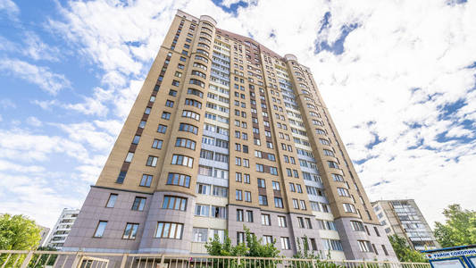 莫斯科现代高层多层公寓建筑的门面