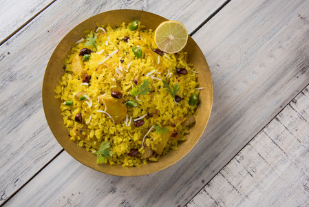 poha 或 aalu poha 或泼河由殴打大米或扁平大米, 最喜爱的印度零食