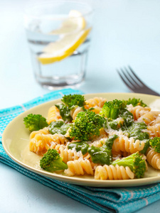 面食 fusilli 与花椰菜, 菠菜奶油酱上的绿色板块特写